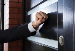 Positivo elude l'isolamento e bussa alla porta dell'amante, lei chiama i carabinieri