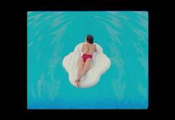 Per la prima volta, uno spot per assorbenti mostra le mestruazioni per quello che sono

