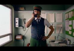 Wes Anderson dirige Adrien Brody per lo spot natalizio di H&M
