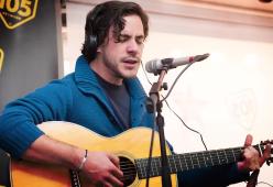 Jack Savoretti a 105 Night Express: "Sono partito dalle pizzerie, ora suono nei teatri italiani"