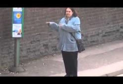 Ballerina improvvisata alla fermata del bus (video)