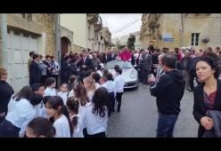 Malta, arcivescovo in processione su una Porsche trainata da 50 bambini. Il video shock
