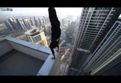 In verticale sul cornicione di un grattacielo a Dubai