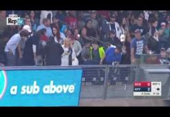Perde l’anello durante la proposta di matrimonio: tutto lo stadio lo aiuta