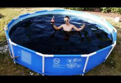Una piscina di Coca Cola e una montagna di Mentos