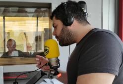 Momento teatro a 105 Take Away: Salvatore Esposito dedica ad Alan la poesia "Strunz"