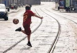 Nicolò Zaniolo invita a Trigoria il bimbo ritratto in foto mentre giocava solo in una Milano deserta