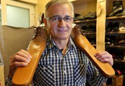 Calzolaio romeno inventa le scarpe anti-assembramento