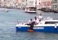 Si tuffa nel Canal Grande perché aveva caldo: 550 euro di multa 