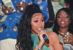 Il commento hot di Cardi B a Rosalía che canta un verso di "La Babe"