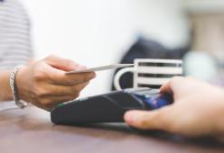 Bonus per chi paga con la carta al bar e al ristorante
