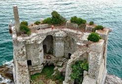 40mila dollari per vivere un mese (senza luce) in un castello in mezzo al mare