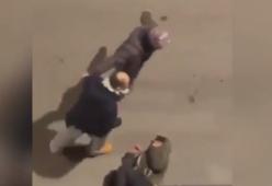 Bari, uomo picchia la convivente in strada: la scena è stata ripresa da un balcone