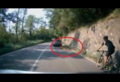 Varese: auto sperona il ciclista ma le telecamere riprendono tutto