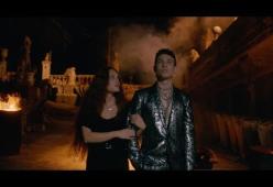 Quanto è elegante Irama nel video di Bella e rovinata?