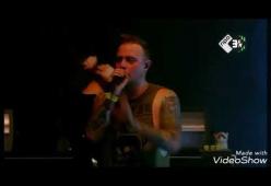 Cantante metal interrompe il concerto per proteggere una ragazza da molestie 