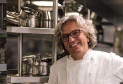 Lo chef Locatelli contro la sofferenza delle aragoste: "Le ho sentite gridare"