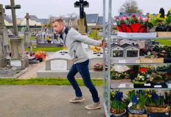 Fioraio porta i fiori invenduti al cimitero per abbellire le tombe