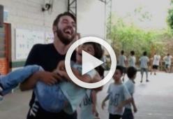 Insegnante prende in braccio il suo studente disabile per saltare la corda