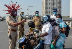 In India esistono poliziotti con tanto di Casco Coronavirus