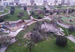 Spagna: parco giochi sprofonda nel parcheggio sottostante [video]