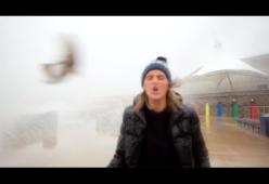 Attenzione quando si fa un video nel bel mezzo di una tempesta!