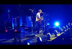 Noel Gallagher si commuove durante lo show alla Manchester Arena, Liam lo insulta