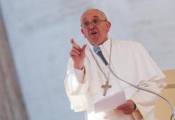 Il Papa severo contro il calo delle nascite:”Le coppie non vogliono figli, ma hanno cani e gatti”