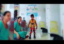 Bimbo disabile cammina per la prima volta e la fiosioterapista scoppia in lacrime: il video