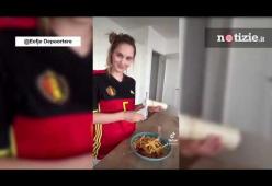 La conduttrice belga spezza gli spaghetti prima del match poi si scusa e li rincolla
