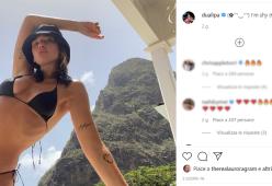 Dua Lipa rilancia il bikini a triangolo per l'estate 2020 e fa impazzire il web