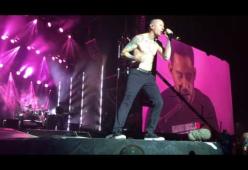 Linkin Park, Chester Bennington sfiorato da un boccale mentre canta