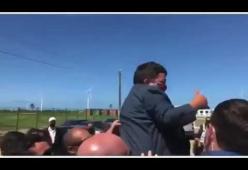Bolsonaro scambia un uomo affetto da nanismo per un bambino: la gaffe fa il giro del mondo