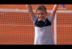 Raccattapalle di 11 anni sfida Novak Djokovic a tennis e lo mette ko