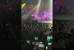 Thegiornalisti: Tommaso Paradiso cade sul palco durante la prima tappa del tour "Love"