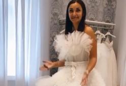 Elettra Lamborghini ha provato per la prima volta l’abito da sposa. Ecco i video