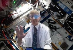 Un medico si è teletrasportato sulla stazione spaziale internazionale per visitare gli astronauti 