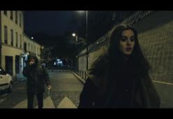 Il video che mostra cosa succede a una donna che torna a casa sola, di notte