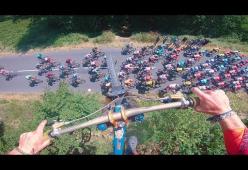 Lo spettacolare salto di un biker sui ciclisti del Tour de France è diventato virale