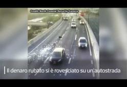 Rapinatori inseguiti dalla polizia: gettano per strada soldi per bloccare gli agenti 
