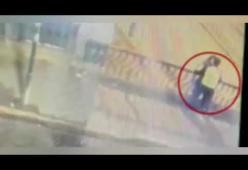 Video shock: coppia precipita nel vuoto mentre si bacia sulla ringhiera di un ponte