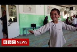Bimbo afghano torna a danzare con una protesi: il video commuove il mondo