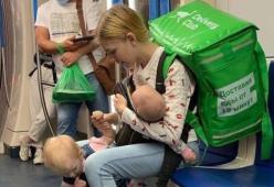 Mamma-fattorino fa le consegne portando con sé le due figlie piccole