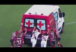 L'ambulanza non riparte, i calciatori la spingono per rimetterla in moto