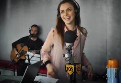 Annalisa superstar: a 105 Take Away canta “E la luna bussò”, ecco il video..