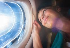 Perché in Aereo, durante decollo e atterraggio, bisogna tenere le tendine alzate?
