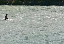 La figlia 15enne scompare nel fiume, il padre si tuffa ogni giorno per ritrovare il corpo
