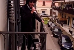Grazie ai suoi flashmob sul balcone è il vicino di casa più amato d'Italia
