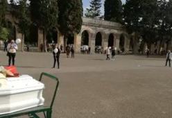 Vigilessa interrompe il funerale di una 32enne per controllare i presenti