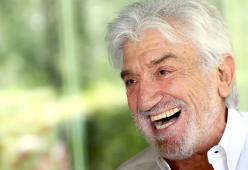 L’addio dei romani a Gigi Proietti con gli stornelli cantati dai balconi
